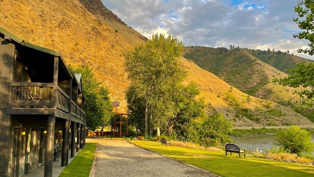 Exterior - Steelhead Lodge (Lucile)