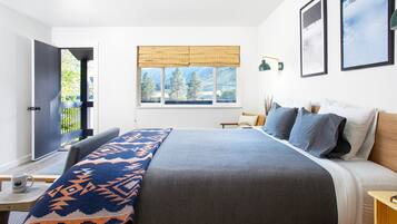 Deluxe King with Balcony | Hypo-allergenic bedding, desk, laptop workspace, free WiFi