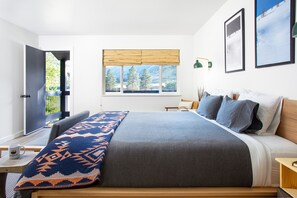 Dobbeltrom – deluxe | Allergitestet sengetøy, skrivebord og skrivebord for bærbar PC