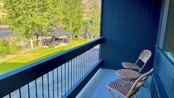 Deluxe King with Balcony | Balcony
