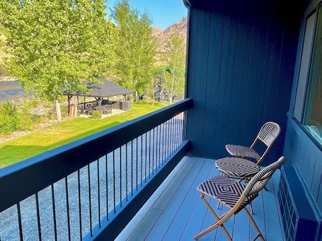 Deluxe King with Balcony | Balcony