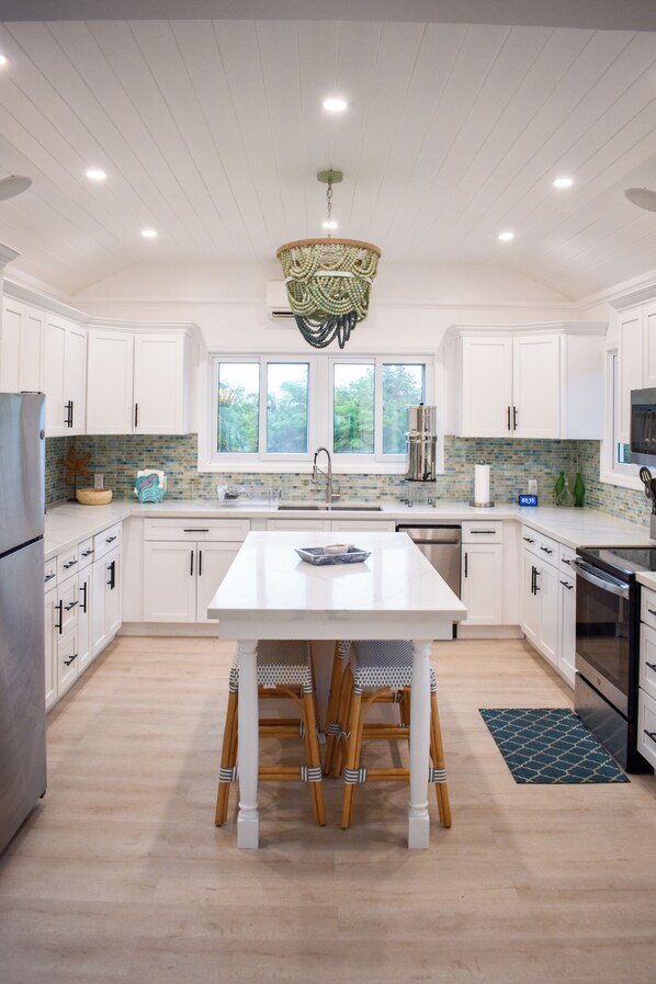 Fridge, microwave, oven, stovetop - 2 minute walk to Green Turtle Club/Marina. 2br, 2.5 Ba! Fully renovated 2023! (Bouvet Island)