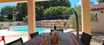 Villa récente avec climatisation, Wifi  et piscine privée à Barjac
