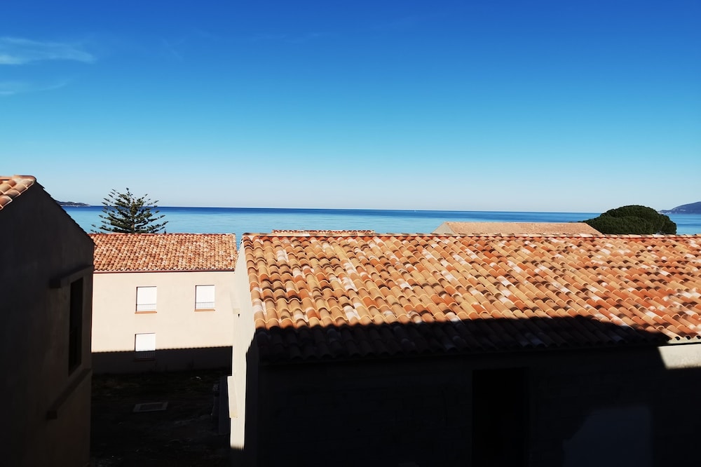 Very nice recent air-conditioned apartment, in st florent facing the sea.