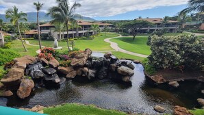 Ett semesterparadis med ett vattenfall, frodig grönska och en golfbana.