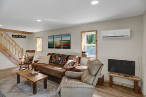 TV - The Snug - Raystown Lake: Near 7 Points Marina Location & Allegrippis Trails (Hesston)