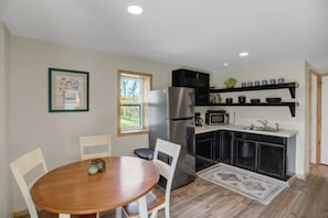 Fridge, microwave, stovetop, coffee/tea maker - The Snug - Raystown Lake: Near 7 Points Marina Location & Allegrippis Trails (Hesston)