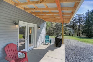 Terrace/patio - The Snug - Raystown Lake: Near 7 Points Marina Location & Allegrippis Trails (Hesston)