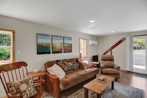 TV - The Snug - Raystown Lake: Near 7 Points Marina Location & Allegrippis Trails (Hesston)