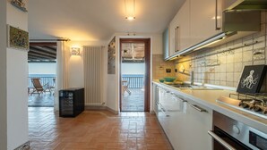 Een moderne keuken met uitzicht op zee, een eetgedeelte met uitzicht en een klein zithoekje met uitzicht.