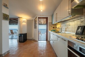 Een koelkast, een oven, een kookplaat, een vaatwasser