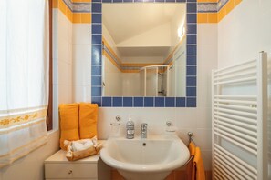 Regadera, tina de hidromasaje, secadora de cabello, bidet 