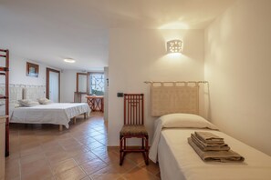 3 habitaciones, caja de seguridad en la habitación y escritorio 