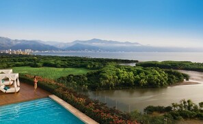 Piscina a l'aire lliure i piscina climatitzada 