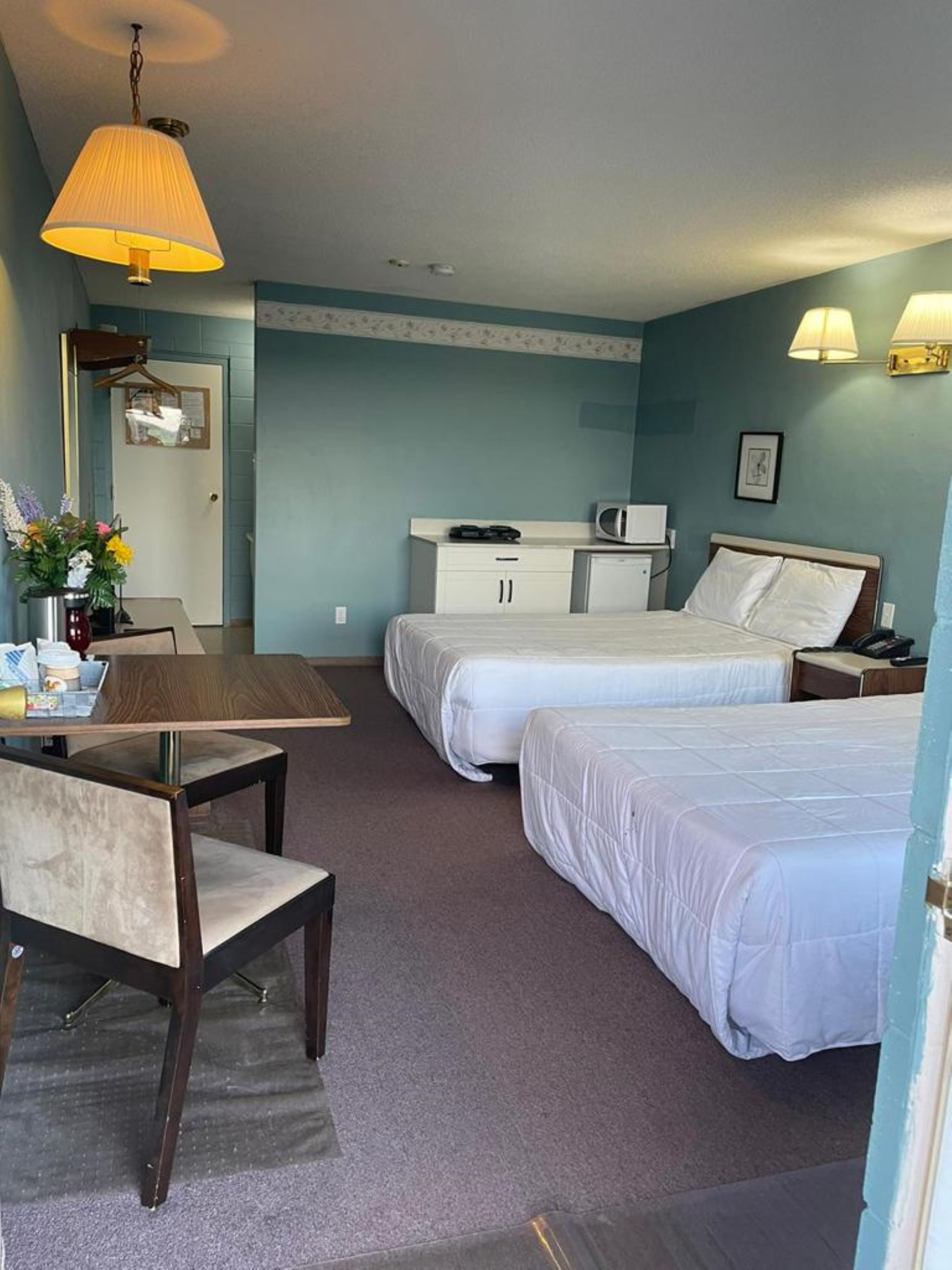 Room | Memory-foam beds, laptop workspace, free WiFi, bed sheets