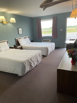 Room | Memory foam beds, laptop workspace, free WiFi, bed sheets