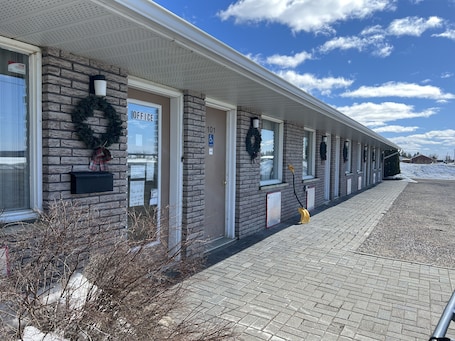 Exterior. Earlton Motel