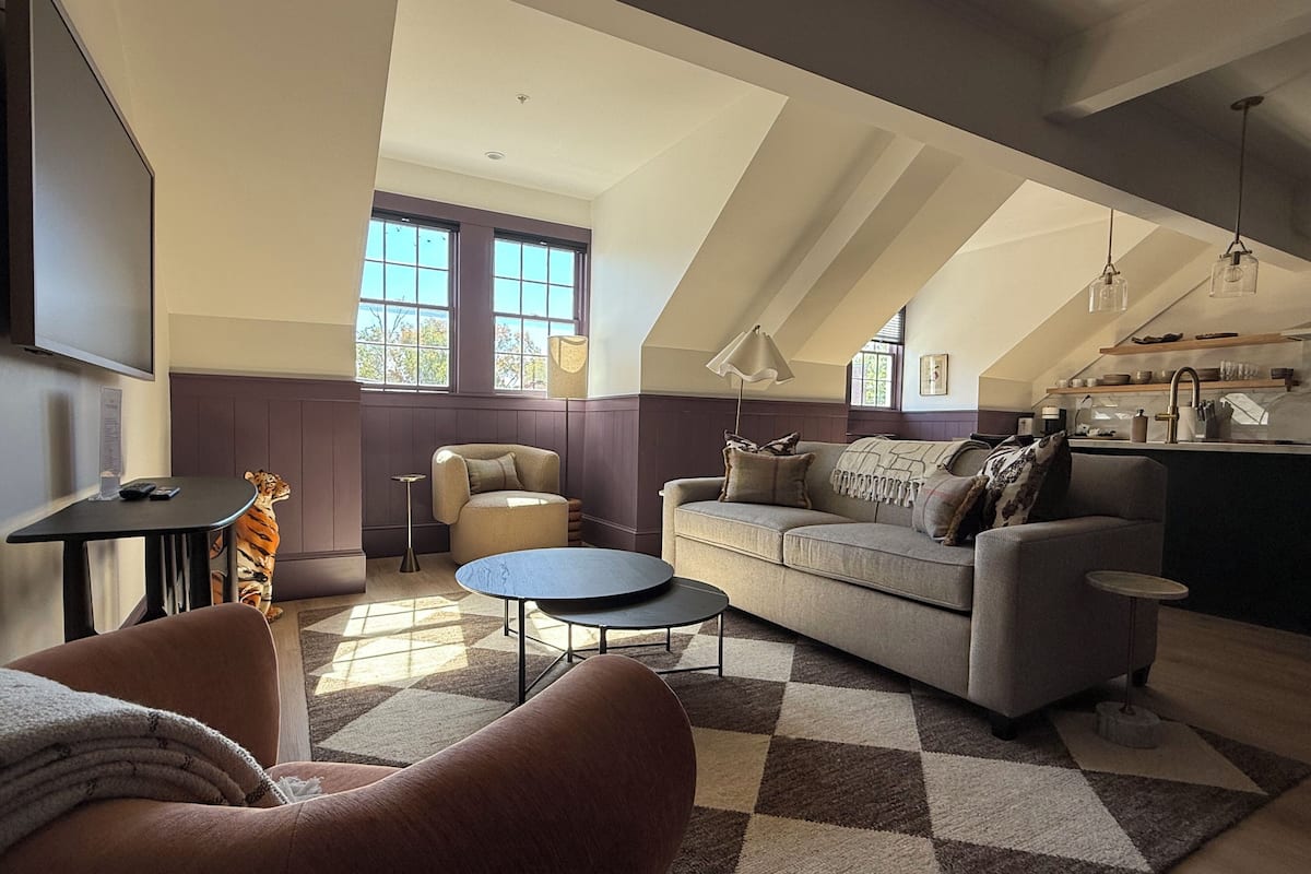Penthouse Deluxe | Vardagsrum | 50-tums smart-tv med digitalkanaler, Netflix och böcker