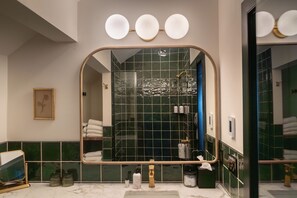 Deluxe Penthouse | Bathroom | Hair dryer, heated floors, towels, soap - Hotel Thaxter (Portsmouth)