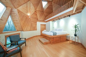3 bedrooms, desk, travel crib, WiFi