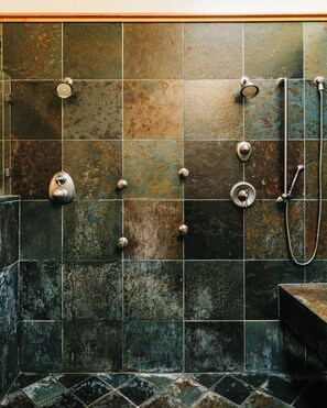 Baignoire à jets, serviettes fournies, savon, papier toilette
