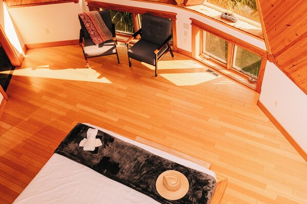 3 bedrooms, desk, travel cot, WiFi