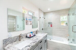 Ensemble douche/baignoire, baignoire Ă jets, sĂšche-cheveux