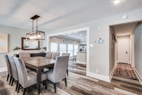 Sleeps 16+• FIFA HQ• Backyard Oasis• DAL airport• Uptown• UTSW