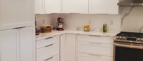 冰箱、微波炉、烤箱、炉灶