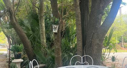 Book early for Navy days and Downtown Events.Walk to Palafox Restaurants!