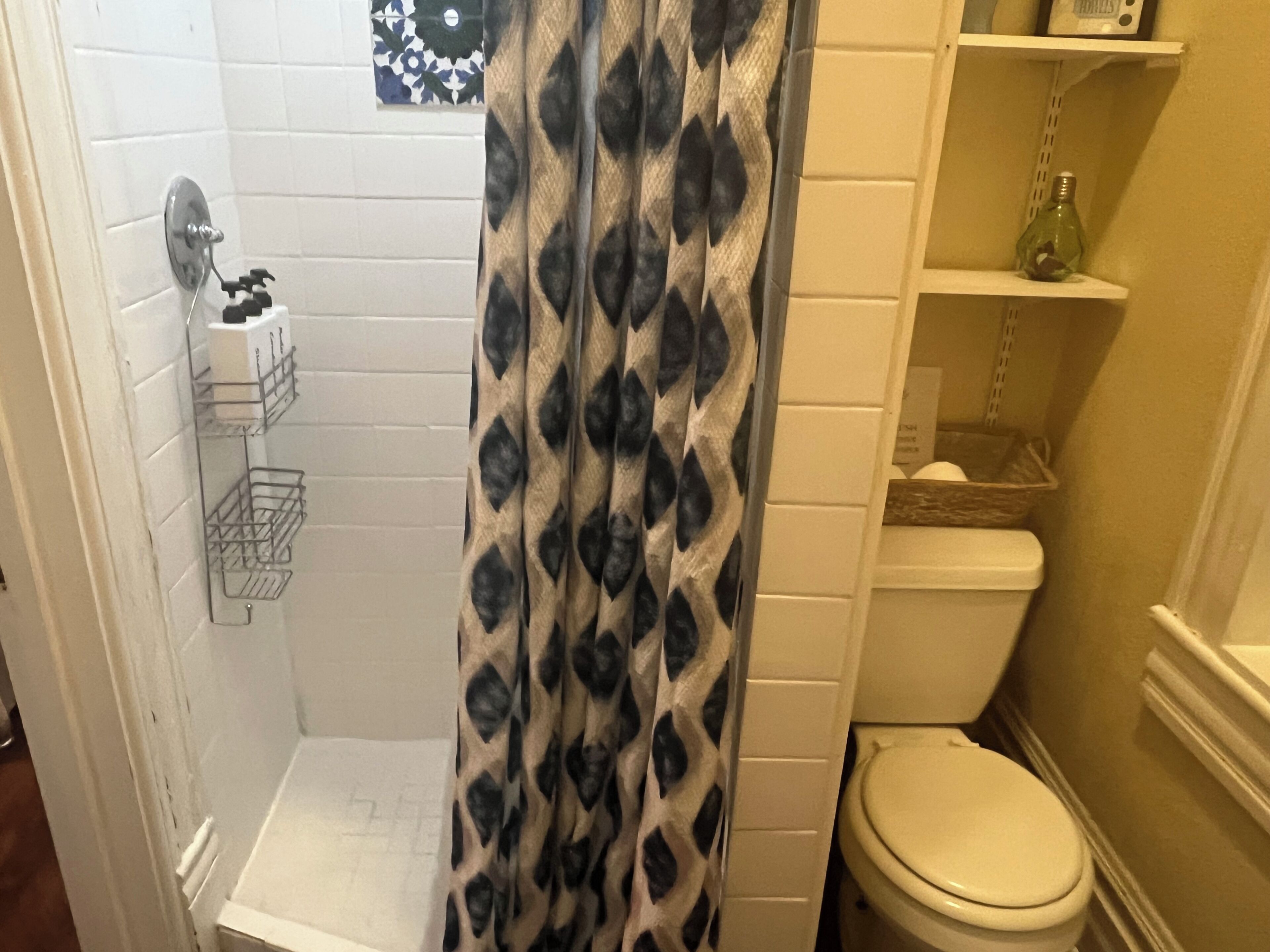 Een douche, een haardroger, handdoeken, zeep