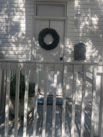 Walk to Palafox Restaurants, Markets and Bruce Beach.Close to Sports Events too.