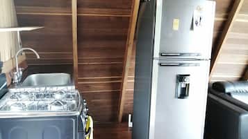 Horno, cafetera o tetera y utensilios de cocina