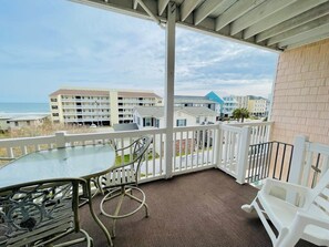 Outdoor dining - Spacious 7 BD walk to the beach + pool (North Myrtle Beach)