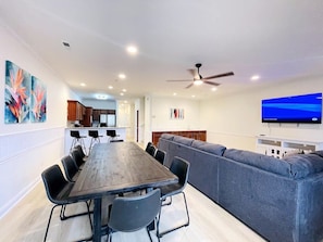 Dining - Spacious 7 BD walk to the beach + pool (North Myrtle Beach)
