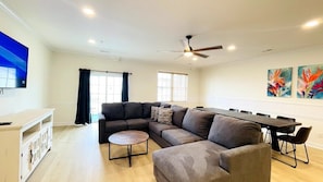 TV, offices - Spacious 7 BD walk to the beach + pool (North Myrtle Beach)
