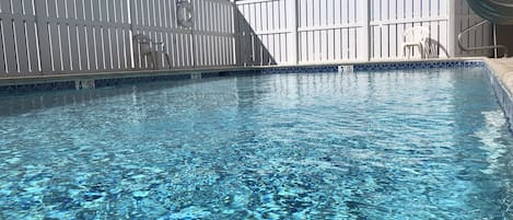 Utomhuspool och uppvärmd pool
