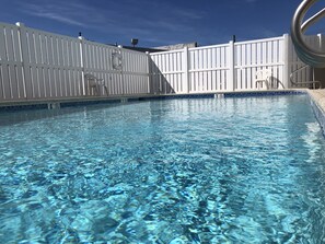 Een buitenzwembad, een verwarmd zwembad