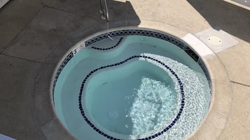 室外游泳池,恒温泳池