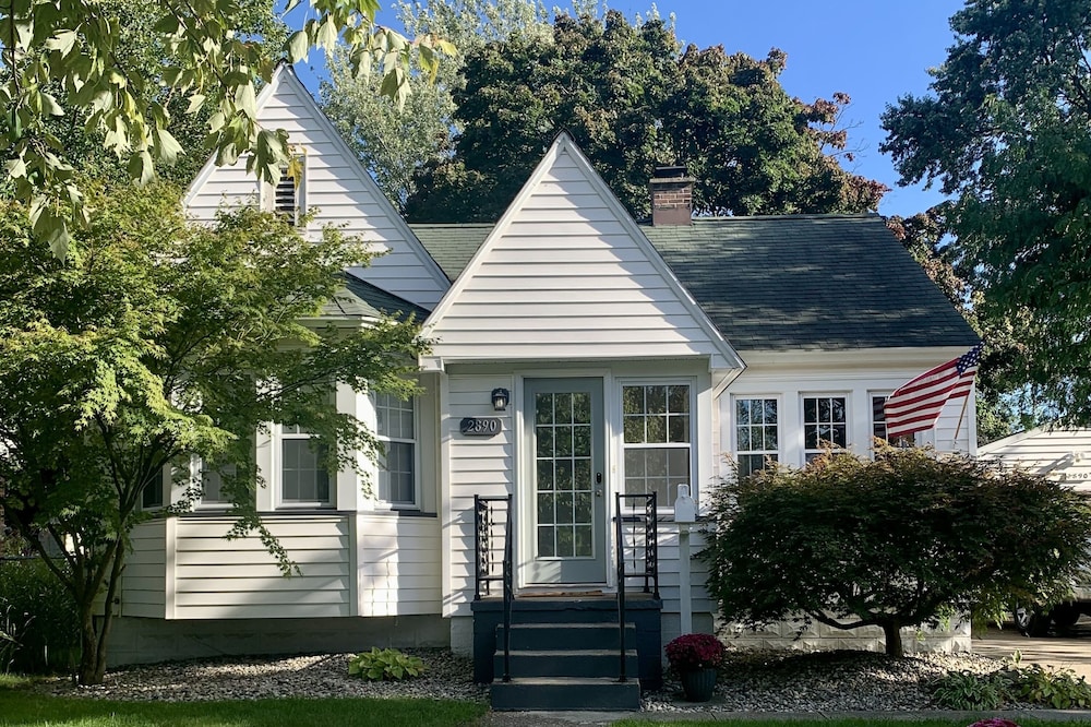 Charming Bungalow close to Lake Michigan and downtown Muskegon