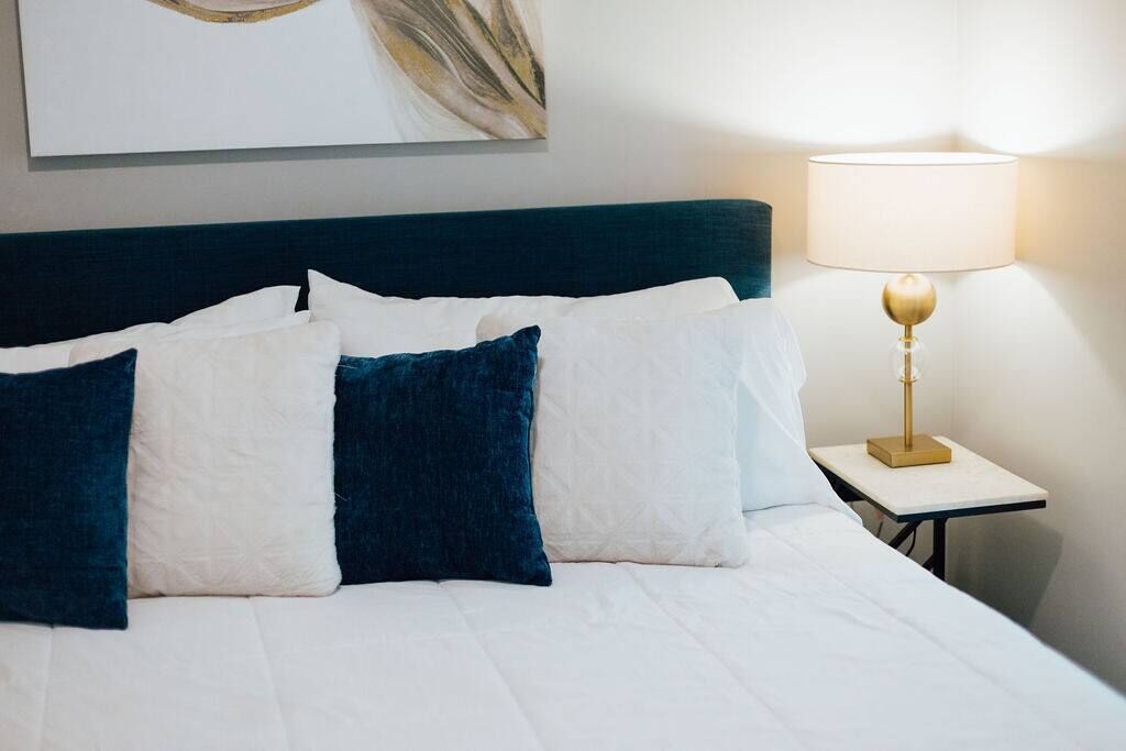 1 dormitorio, tabla de planchar con plancha, wifi y ropa de cama