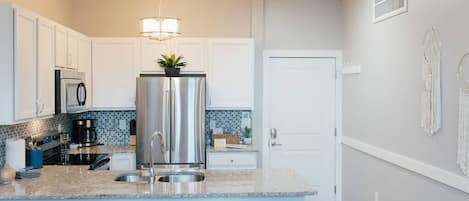 Kühlschrank, Mikrowelle, Ofen, Herdplatte