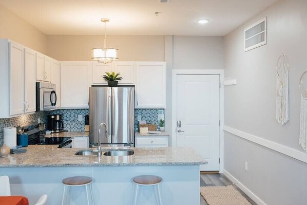 Réfrigérateur, micro-ondes, four, plaque de cuisson