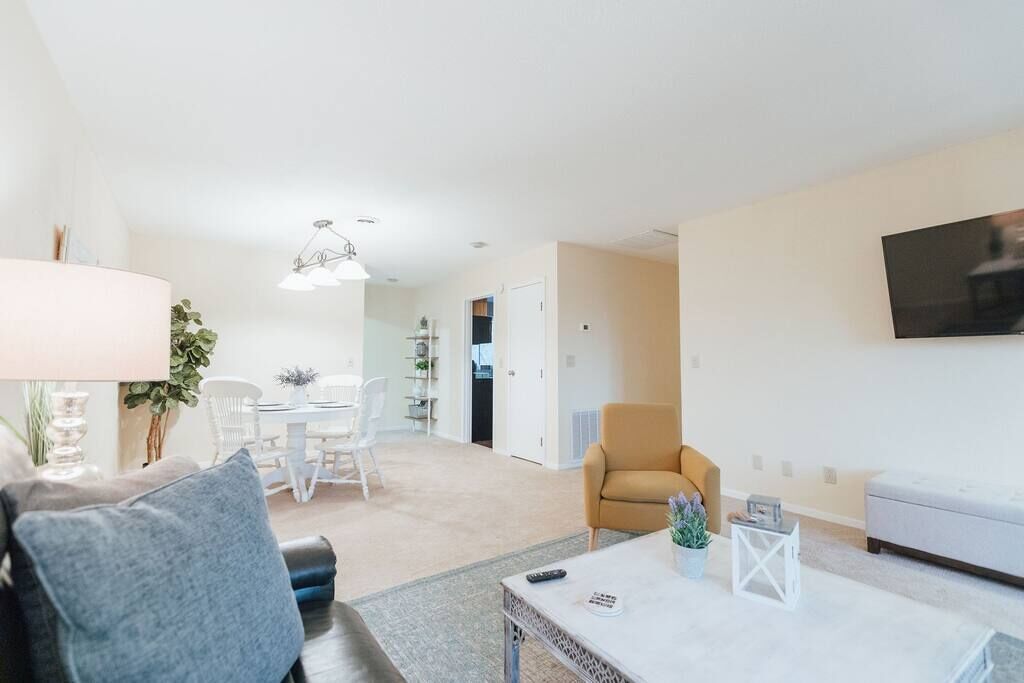 Stylish Elegant Getaway King Bed Deck Views