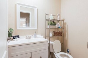 Kylpyamme, hiustenkuivaaja, pyyhkeet