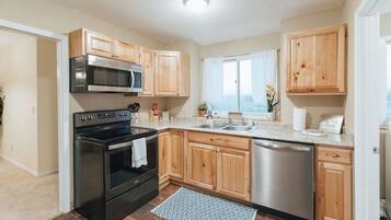 Frigorifero, microonde, forno, piano cottura