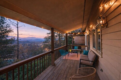 Spacious Apartment with Scenic Deck Views