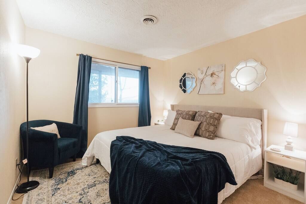 Stylish Elegant Getaway King Bed Deck Views