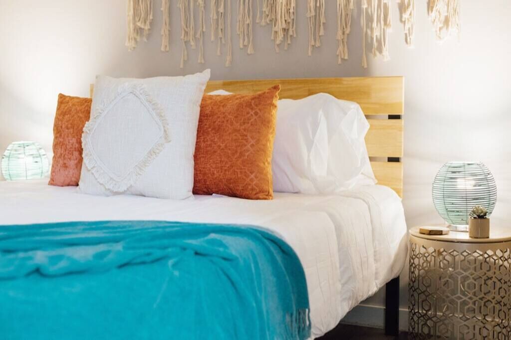 1 habitación, tabla de planchar con plancha, cuna de viaje y wifi 