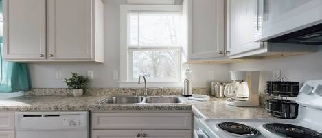 Een koelkast, een microgolfoven, een oven, een kookplaat